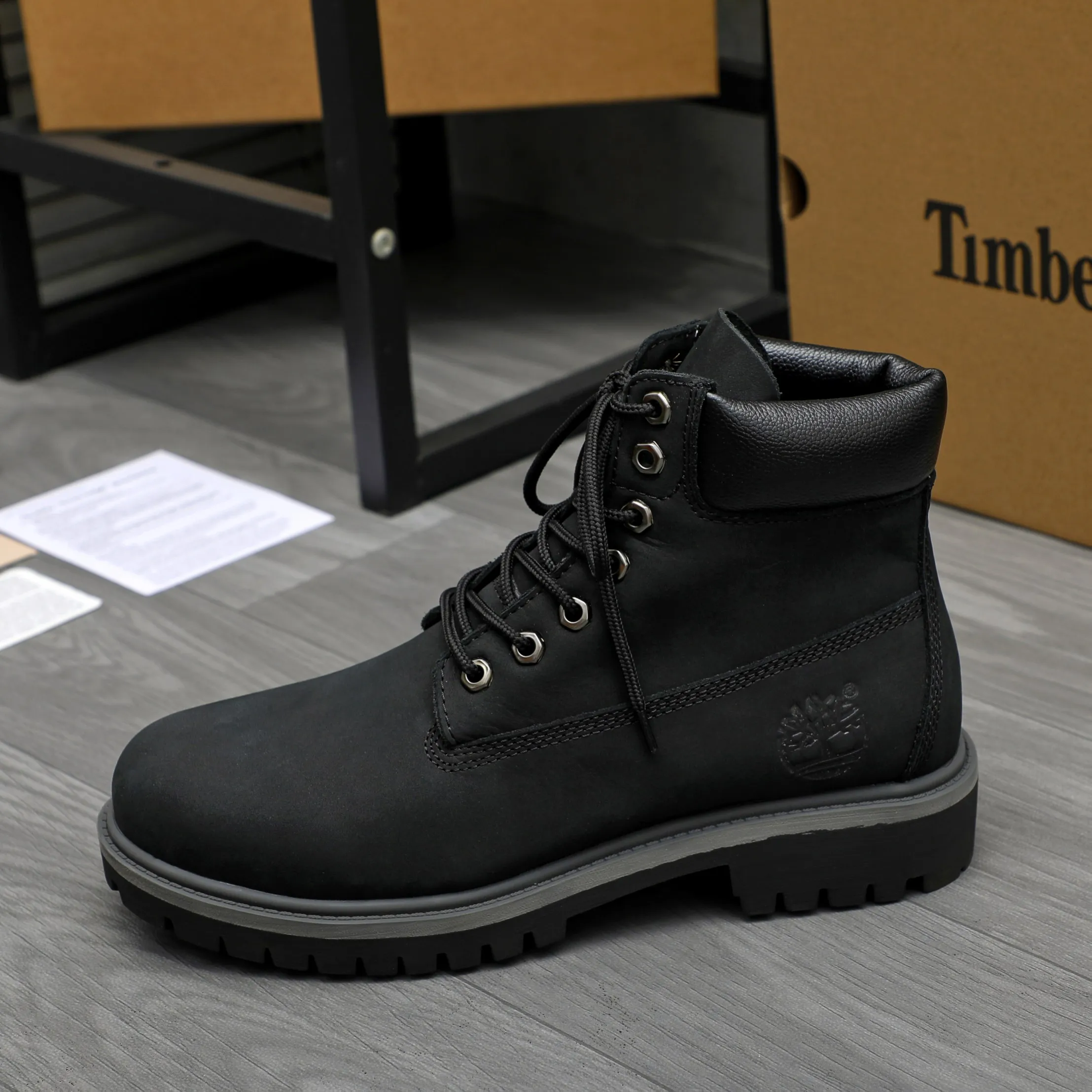 Men's shoes 💰p480 Product trademark: LV "Louis Vuitton" business lace-up high-top men's shoes Regular size: 38-44 Product material: Selected frosted cowhide upper, leather lining, original rubber outsole